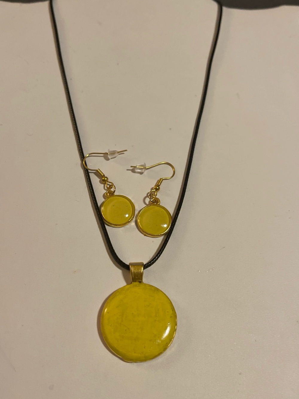 Yellow Round Pendant Necklace with Matching Drop Earrings - Unbranded